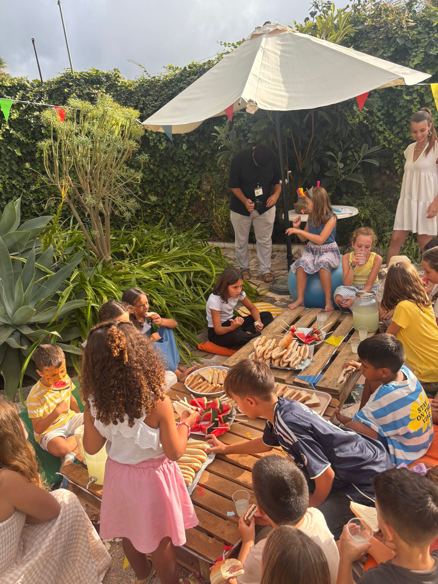 Picnic y merienda al aire libre en el campamento de verano de Tenerife