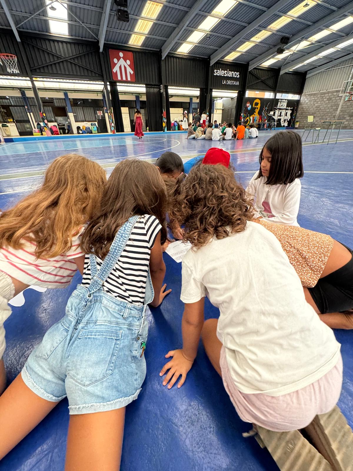 Juegos en equipo en el campamento de niños AlphaCamp