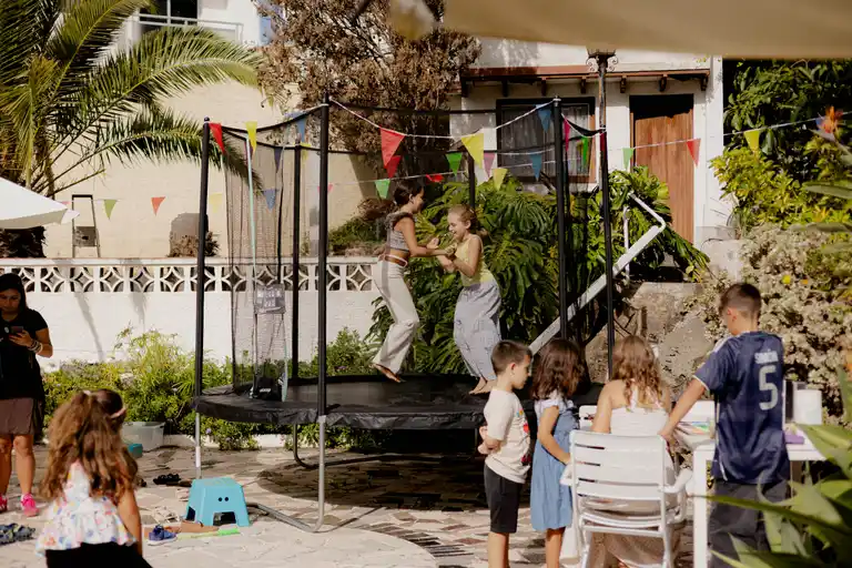 Cama elástica y juegos al aire libre en el campamento infantil en Tenerife