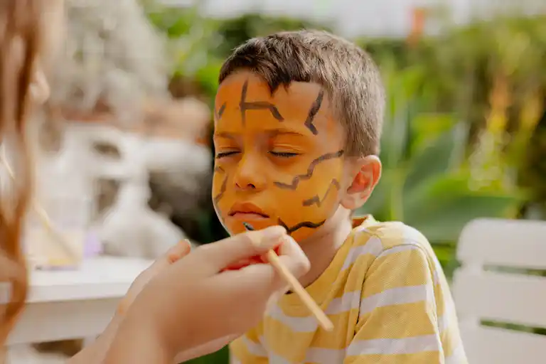 Niños divirtiéndose con maquillaje artístico en el campamento de verano de Tenerife