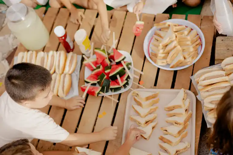 Snacks y merienda durante el campamento infantil en Tenerife