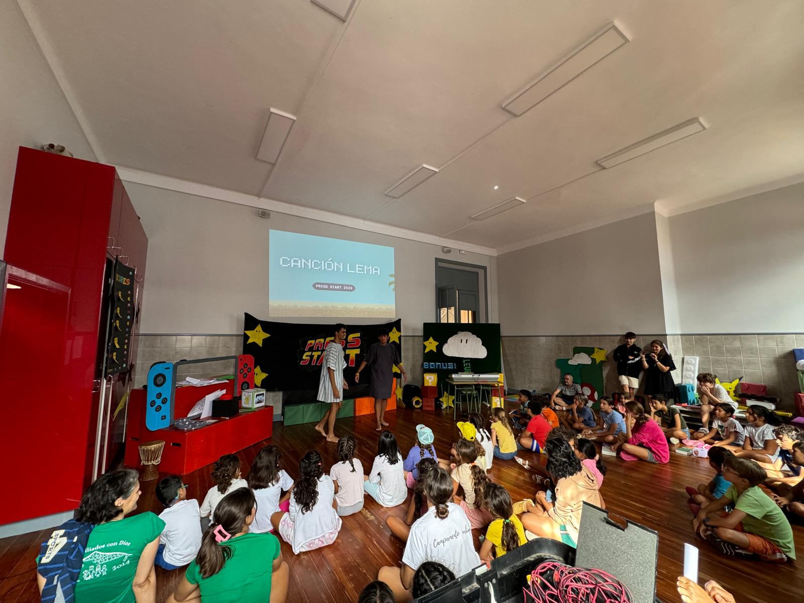 Niños y monitores en el campamento AlphaCamp de Tenerife